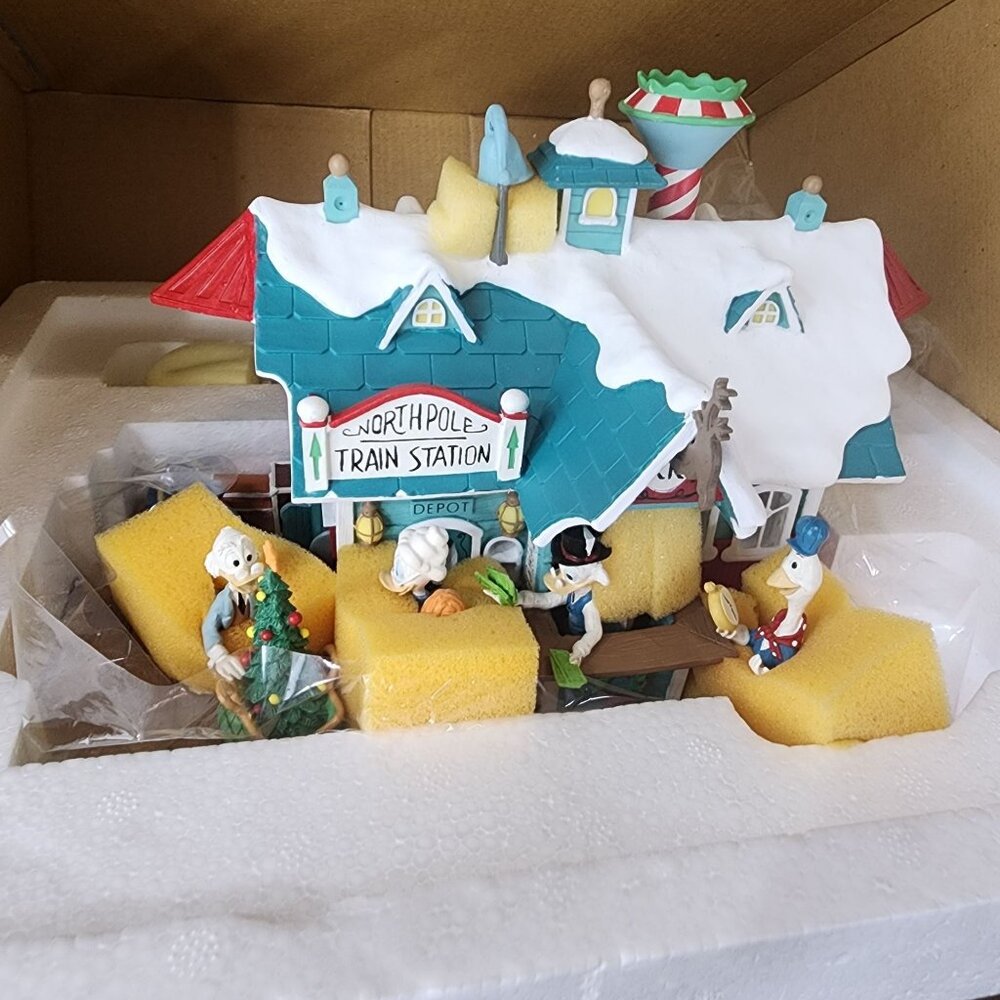 Disney Winter Wonderland North Pole Train Station Danbury Mint Christmas Village